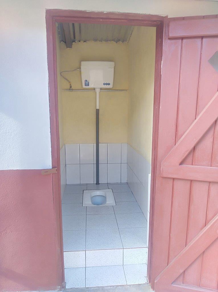latrines terminées 2 intérieur